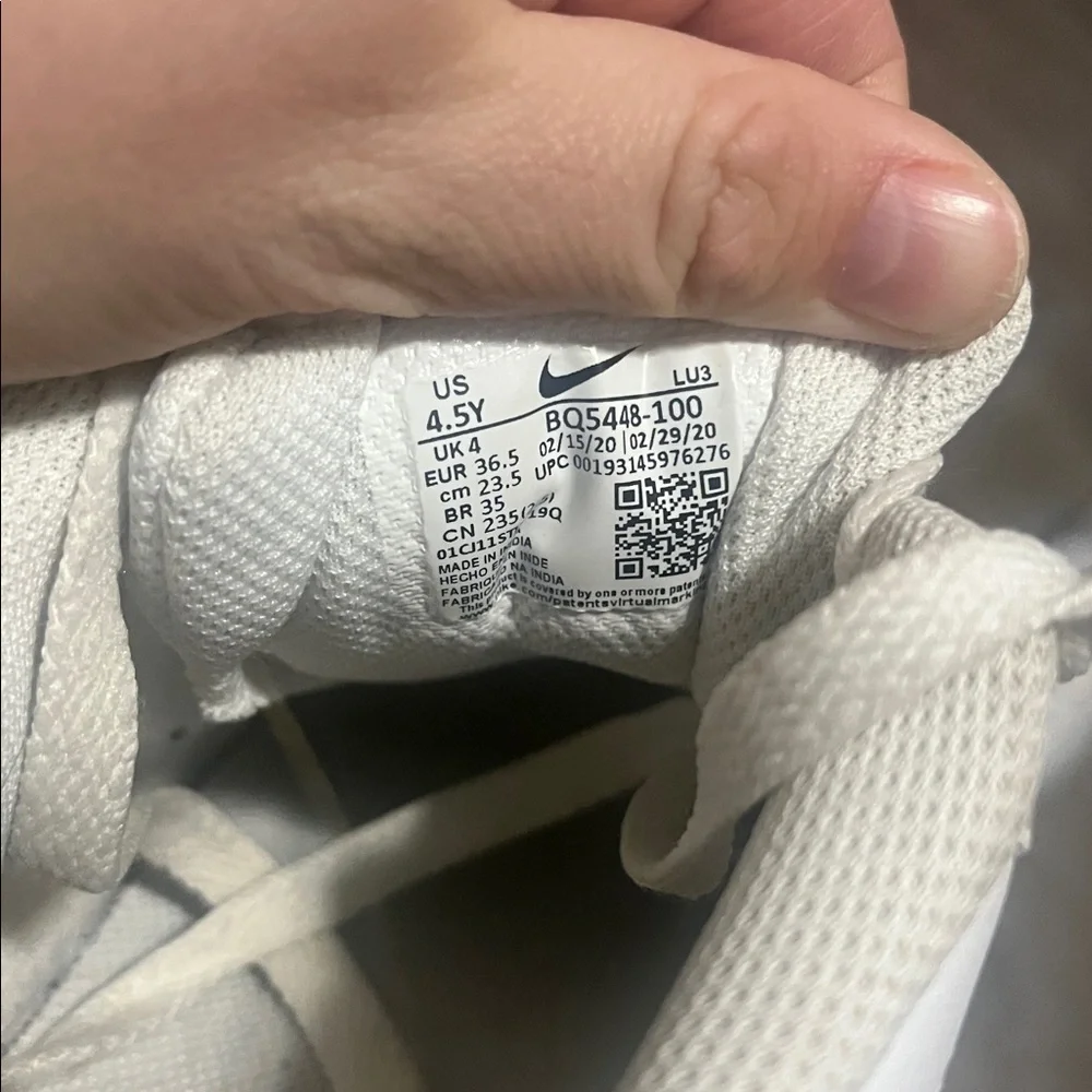 White Nike Sneakers - Picture 5 of 6